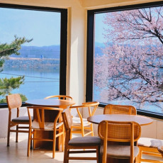 호수뷰 대형카페에서 말렌카 케이크와 시그니처 음료 체험하세요!