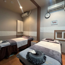 차이나 풋샵에서 스포츠마사지 or 발마사지 받고 가세요.