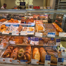 파리바게뜨 청담역점에서 맛있는 빵과 커피