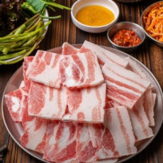 고소한 냉삼과 정갈한 반찬들을 맛보세요!