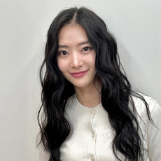 도심합정에서 수정 디자이너님에게 레이어드 커트와 굵은 히피펌을 받아보세요!