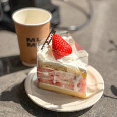 카페 MLMC에서 맛있는 디저트 맛보세요 ♥!
